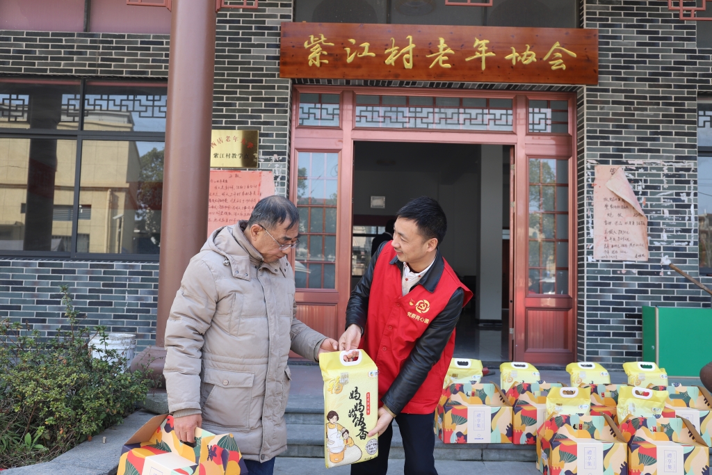 暖春意，敬老情-官方网站多年坚持慰问孤寡老人